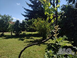 Масивна двуетажна къща в с. Тополово