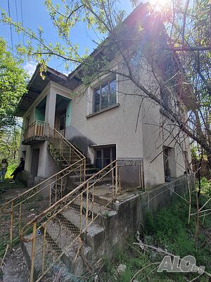 Масивна двуетажна къща с двор 2 145 кв.м в с. Старо Железаре