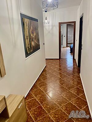 Продавам южен обзаведен просторен тристаен апартамент на метри от плажа