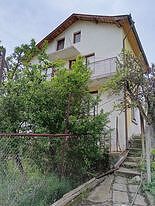 Продава къща с двор
