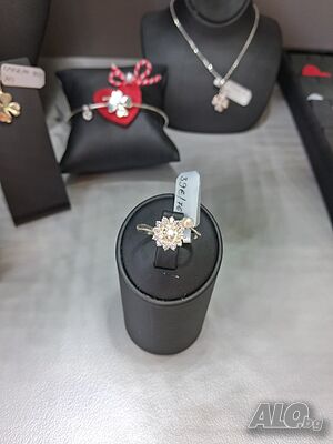 Луксозен пръстен с малки камъчета и централен акцент