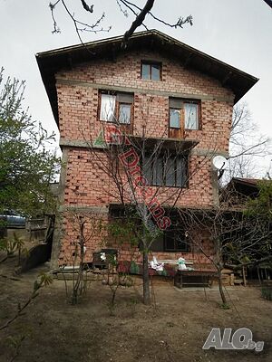 Просторна къща в град Кочериново