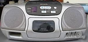 CD, радио, касетофон AIWA работи с батерии и на 220V.