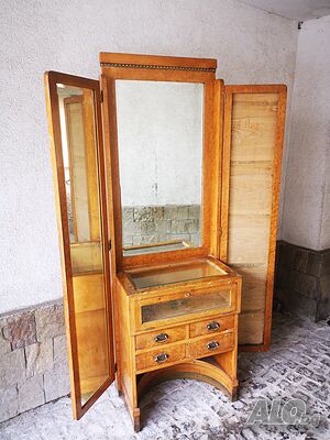 Старинен шкаф тоалетка