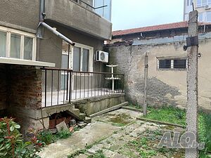 За ремонт! 3-стаен с двор на топ локация, плюс таван за живеене
