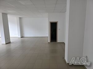 Магазин с голяма лице под наем