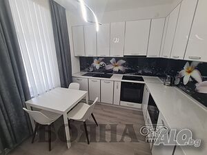 Самостоятелна част от къща под наем на две нива, с двор