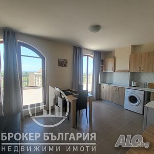 Слънчев двустаен апартамент на метри от плажа!