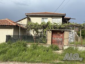 Двуетажна къща в село Вресово