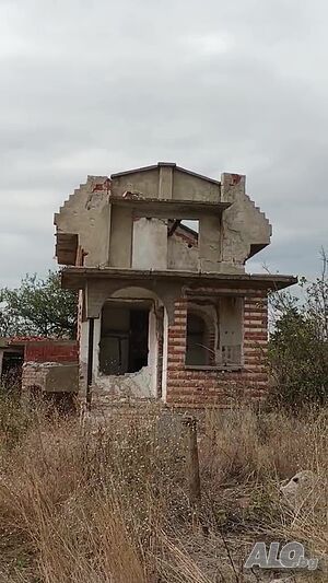 Парцел с къща за ремонт