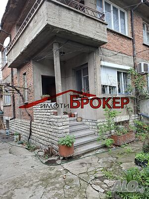 Продава самостоятелна тухлена къща, РЗП 210 кв.м. Център, гр. Сливен