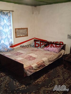 продава къща с двор с. Божевци, общ. Сливен