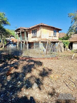 Стара къща с голям парцел 1640 м2 Едноетажна къща 70 кв.м РЗП 1640 кв.м двор | Къщи, Вили | Светля