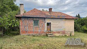 Къща с просторен двор и 5 дка земеделска земя в с. Егълница