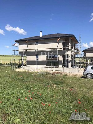 Къща със съвременна архитектура на 15 минути от града