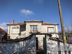 Къща в с. Марково с голям двор и кладенец Стара Загора регион