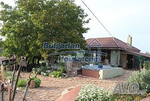 Едноетажна каменна реновирана къща в с. Краище на 60 км от морето