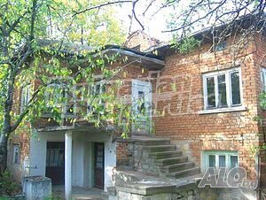 Стара къща с двор и селскостопански постройки в с. Осиково