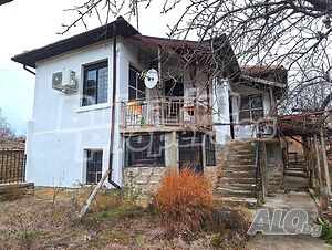 Двуетажна къща с двор в Предбалкана