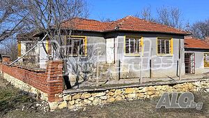 Едноетажна къща на метри от брега на река Омуровска