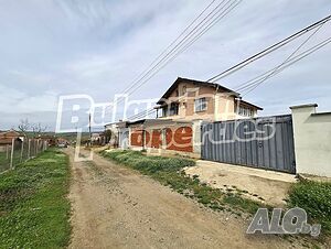 Двуетажна къща с двор и гараж на 10 км от Бургас
