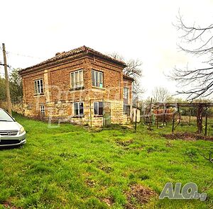 Селска къща с голям двор близо до гр. Нови Пазар