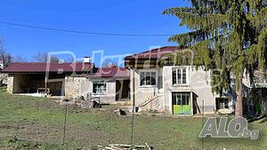 Каменна къща с чисто нов покрив в спокойно село сред красива природа