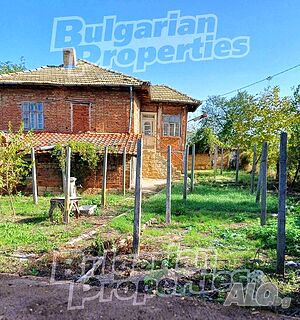 Двуетажна къща с голям двор в село Никола Козлево