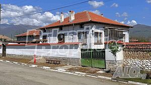 Обзаведена къща с двор в подножието на Стара планина