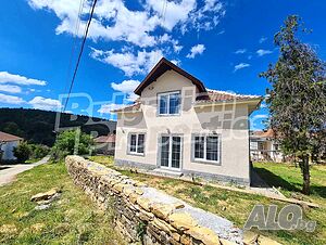 Реновирана къща в красивото село Мрамор