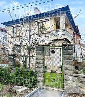 Самостоятелна двуетажна къща с двор в центъра на Шумен