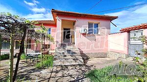 Едноетажна къща с двор в хубаво село близо до Пловдив