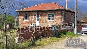 Къща с нов покрив в живописно село в Средна Гора