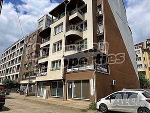 Слънчев тристаен апартамент на тиха улица в квартал Бели брези