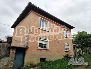Удобна къща в центъра на село на 5 км от главен път София-Варна Двуетажна къща 140 кв.м РЗП | Къщи, Вили | Буря