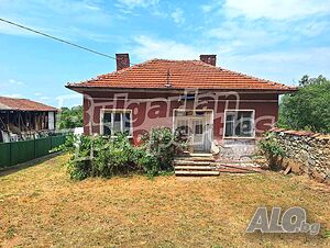 Къща с дворно място в село Овчарци