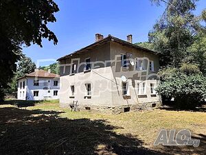 Сграда с топ локация и потенциал в курортно селище Рибарица