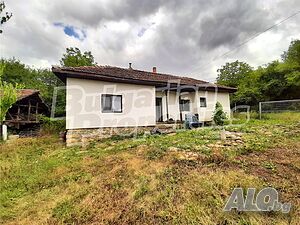 Едноетажна къща с двор на 25 км от Враца