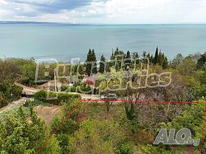 Вила с двор и морска панорама