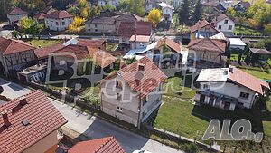 Масивна двуетажна къща с двор в село Говедарци в сърцето на Рила