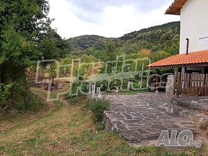 Къща за гости в полите на планината с панорамна гледка и уникална атмосфера