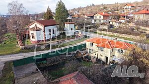Ремонтирана къща с двор до центъра на село Елешница