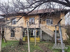 Двуетажна къща за ремонт близо до гр. Летница