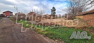 Парцел с едноетажна къща за ремонт и стопански постройки