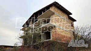Голяма къща на груб строеж с панорама към морето в м. Инцараки