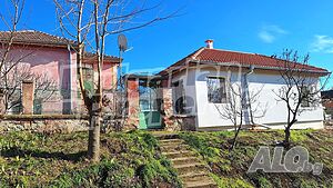 Двуетажна къща с голям двор и допълнителна постройка близо до Пловдив