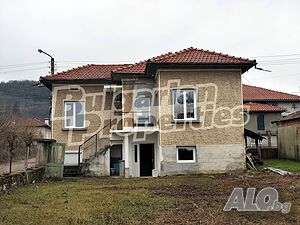 Къща с три спални и просторен двор само на 14 км от Севлиево