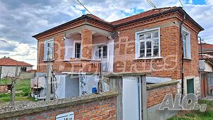 Двуетажна тухлена къща близо до Пловдив