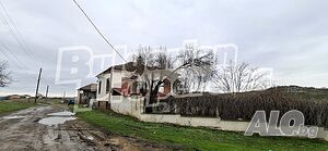 Двуетажна къща с голям двор близо до Бургас