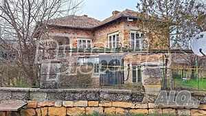Къща с три стаи в село Червенци, близо до гр. Вълчи дол